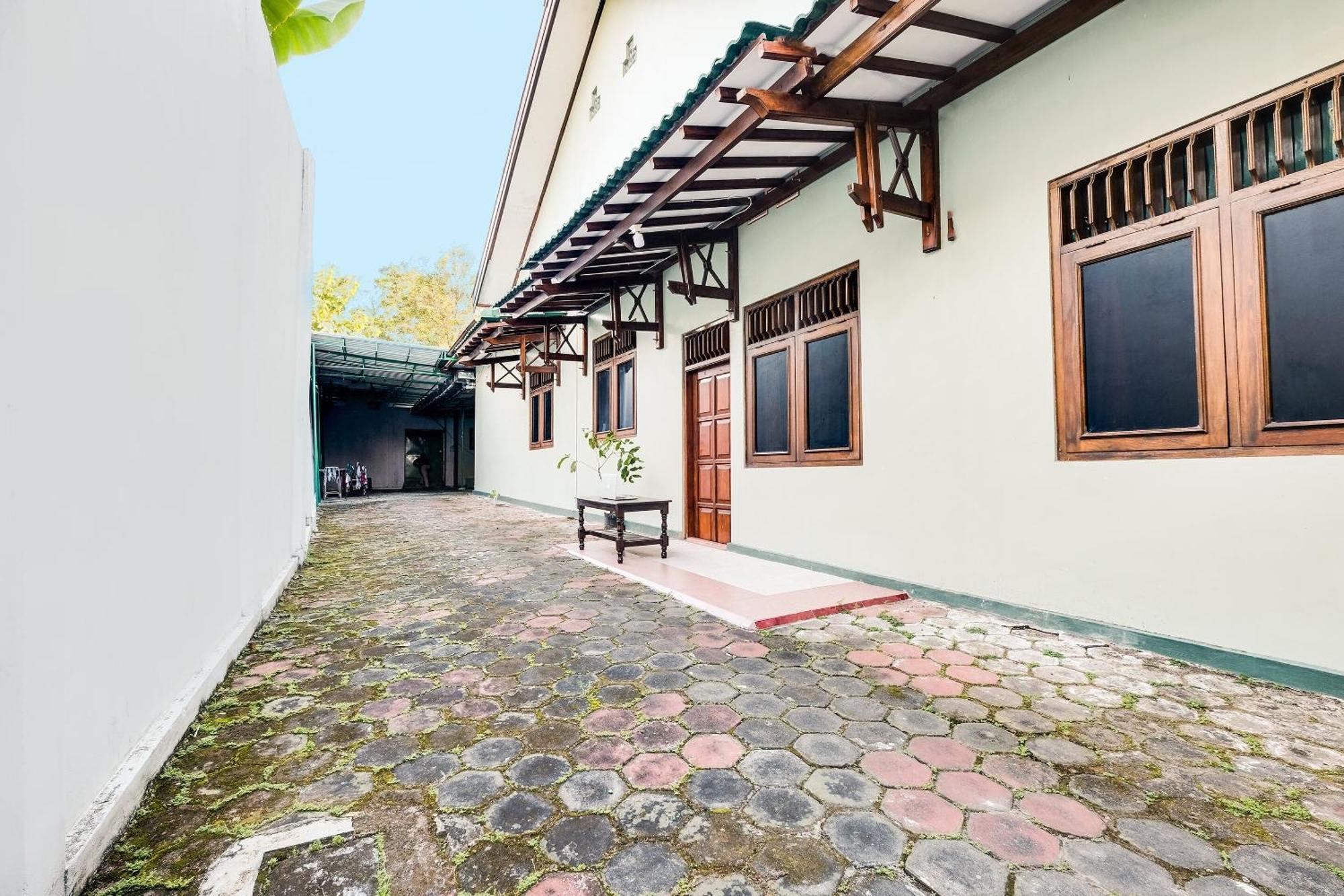 Spot On 92068 Pudja Kesuma Homestay Syariah Yogyakarta Esterno foto