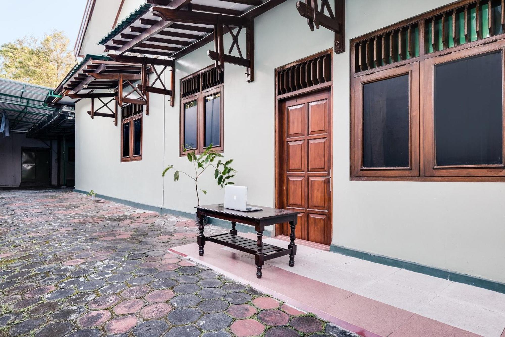 Spot On 92068 Pudja Kesuma Homestay Syariah Yogyakarta Esterno foto