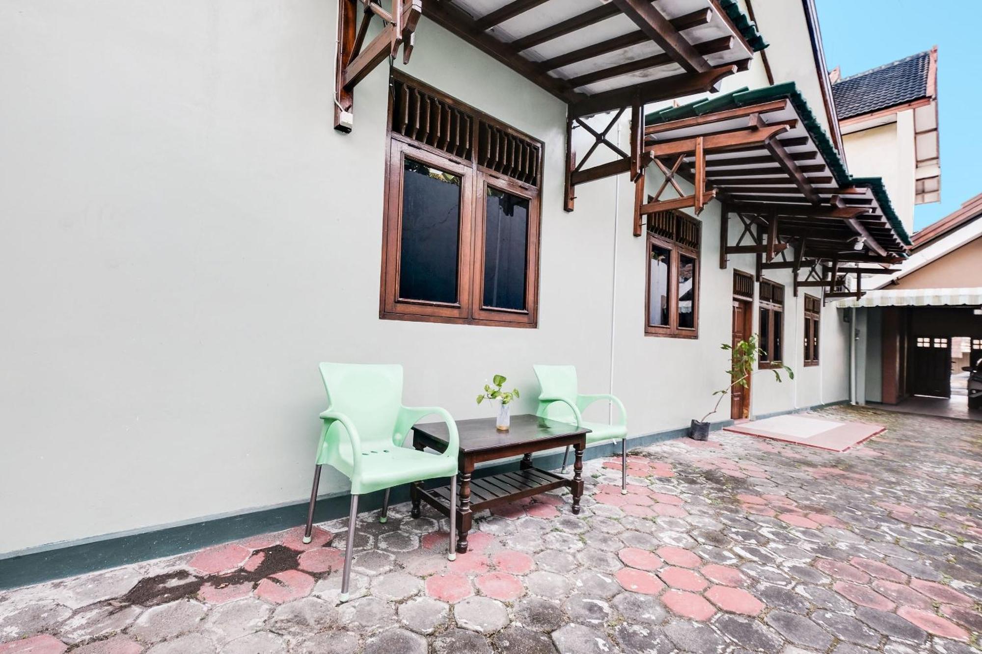 Spot On 92068 Pudja Kesuma Homestay Syariah Yogyakarta Esterno foto